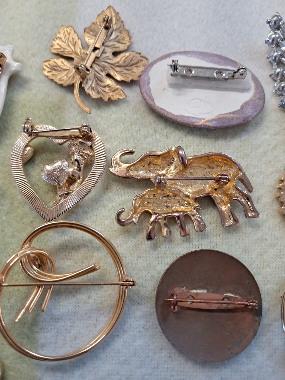 Brooches Vintage Costume Jewelry Lot Elephant Heart Feather Leaf - Picture 11 of 13